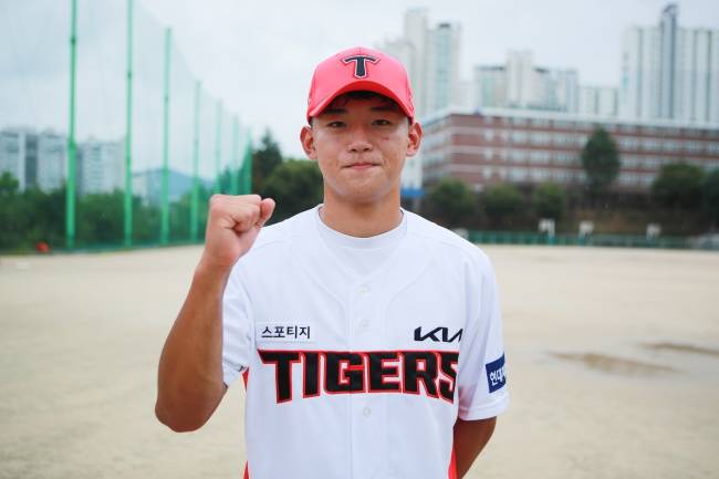 광주 동성고 김도영이 1차 지명 발표 직후 KIA 유니폼을 입고 인사를 했다./KIA 타이거즈 제공