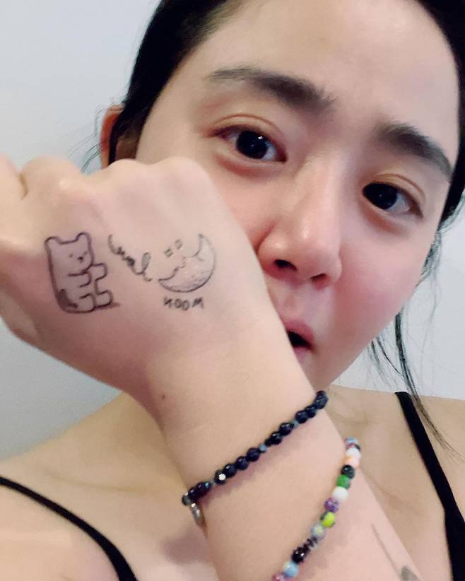 On the afternoon of the 23rd, Moon Geun-young posted a picture on his Instagram with an article entitled I found you.The photo shows the letters moon and love, the back of Moon Geun-youngs hand with a crescent moon and a bear-shaped sticker Tattoo.I say it again, but its erased, he stressed in a hashtag.Actor Han Jeong-soo, who encountered this, commented, Just Tattoo ~ It looks good ~.Moon Geun-young has released a sticker Tattoo on his arm through Instagram Live on the 18th.At the time, he said, Tattoo will never do it. Instead, he shows a sense of sticker and gives fans a laugh.Meanwhile, Moon Geun-young, who was born in 1987 and is 34 years old, is taking a break after appearing in the drama Get the Ghost.Photo: Moon Geun-young Instagram