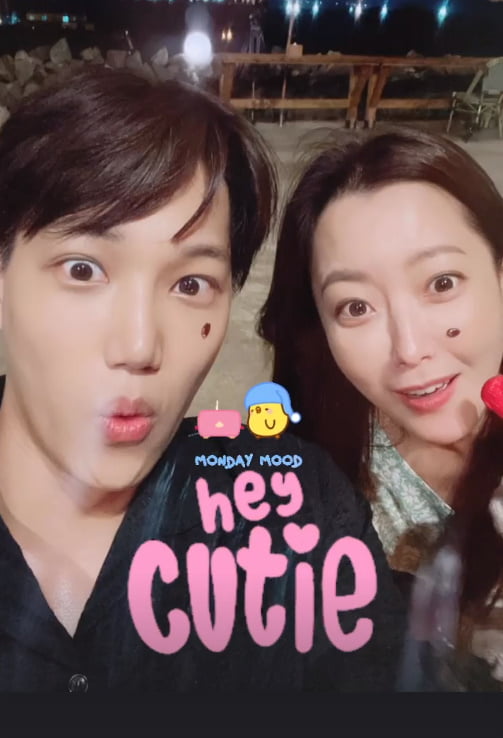 Actor Kim Hee-sun tells the daily routine of Udos main actKim Hee-sun released several photos on her Instagram account on Monday.Kim Hee-sun in the public photo puts Mr. Watermelon on his face with Kai and Teo Yooo and stares at the camera.Meanwhile, Kim Hee-sun, Kai, and Teo Yooo are appearing on the TVN entertainment program Udo Jumak.Photo: Kim Hee-sun SNS