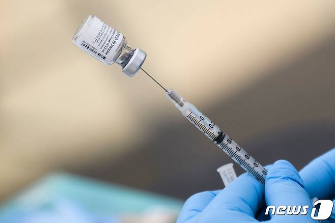 미국 캘리포니아 로스앤젤레스 YMCA에서 2021년 8월 7일 화이자 코로나19 백신 접종을 준비하는 모습. © AFP=뉴스1