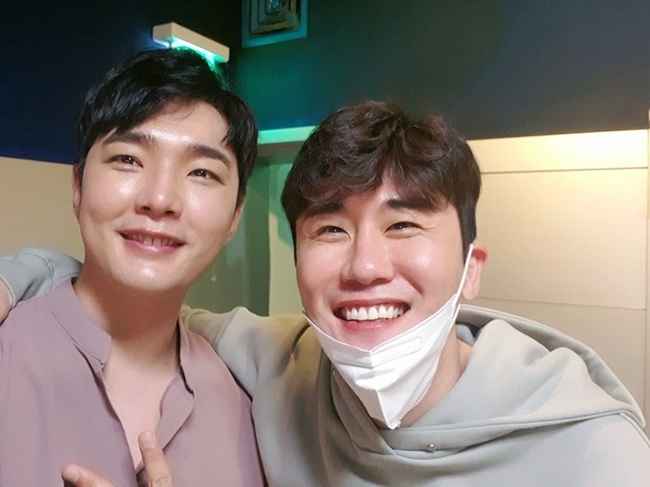 Singer Choi Dae-sung has unveiled a recording scene with Young Tak.Choi Dae-sung released his first mini album Hoxy on August 11th.Do you have a song written and composed by Young Tak for Choi Dae-sung.Choi Dae-sungs agency released a photo of the scene at the time of recording Do you have any idea on the 24th.In the photo Young Tak revealed his brother Chemie as he shouldered Choi Dae-sung.In the recording studio, he showed the artist aspect with a serious directing.The new song Do you have any idea has made it the number one popular search term for various music sites, and the number of YouTube viewers has surged more than 10 times, said Chung Ju-sung, director of Moby-Sungs agency.I am grateful for your interest and love in Do You Have a Love.I will move forward and support myself at the agency level so that Choi Dae-sung will become a big singer who really mass.Meanwhile, Choi Dae-sung is a trot singer who has been a talented singer who has entered the final 30 of the TV Chosun Tomorrow is Mr. Trot and has been attracting attention as the main character of KBS 1TV Morning Yard five consecutive wins.