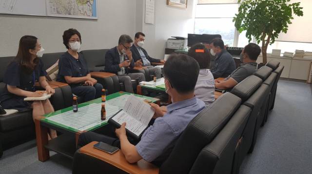 ▲(사진)은 지난 20일 포항시의회 조영원 건설도시위원장과 면담을 진행하는 한국공인중개사협회 포항지부 대표단ⓒ포항시 제공