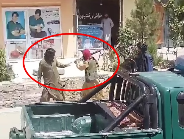 서양화 된 복장을 입었다는 이유로 길거리에서 총으로 위협하고 폭행하는 탈레반(왼쪽)
