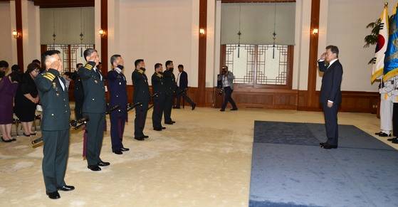 문재인 대통령이 2017년8월 청와대 충무실에서 자신이 임명한 김용우 육군참모총장, 이왕근 공군참모총장(왼쪽에서 두번째와 세번째) 등 장성 진급자들의 경례를 받고있다. 청와대사진기자단.