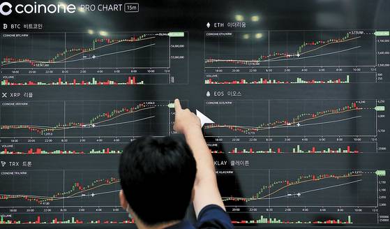 금융위원회는 25일 암호화폐 거래소의 신고준비 상황을 공개했다. 해당 명단에 따르면 거래소 63곳 중 24곳의 폐업이 유력하다. 비트코인 가격이 5,500만 원대를 돌파한 20일 오후 서울 용산구 코인원 고객센터 모니터에 비트코인 등 암호화폐 시세가 표시되고 있다. 뉴시스