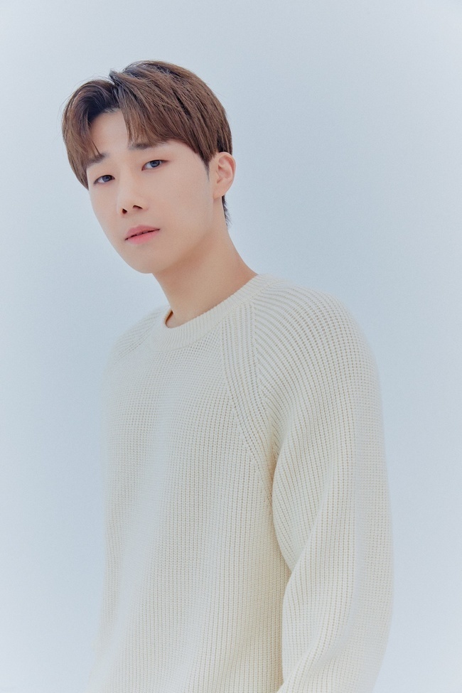 Singer Kim Seong-gyu has released a new Profile photoOn August 25, the agency Double HTI posted four new profile photos of Kim Seong-gyu on the official home page and SNS.In the Profile photo, Kim Seong-gyu is staring at the front with an excellent expression, wearing an ivory color knit and giving a warm feeling.Above all, Kim Seong-gyus flawless visuals are more highlighted, and fans reactions are expected to be hot.Kim Seong-gyu, who wore a black neck pole T-shirt, turned into a cold man with a charismatic look.The contrasting and obvious temperature difference with the soft atmosphere that attracted attention was enough to shake the fan.In particular, the black and white cut reminded me of a noir movie poster and created a profile image of the past.