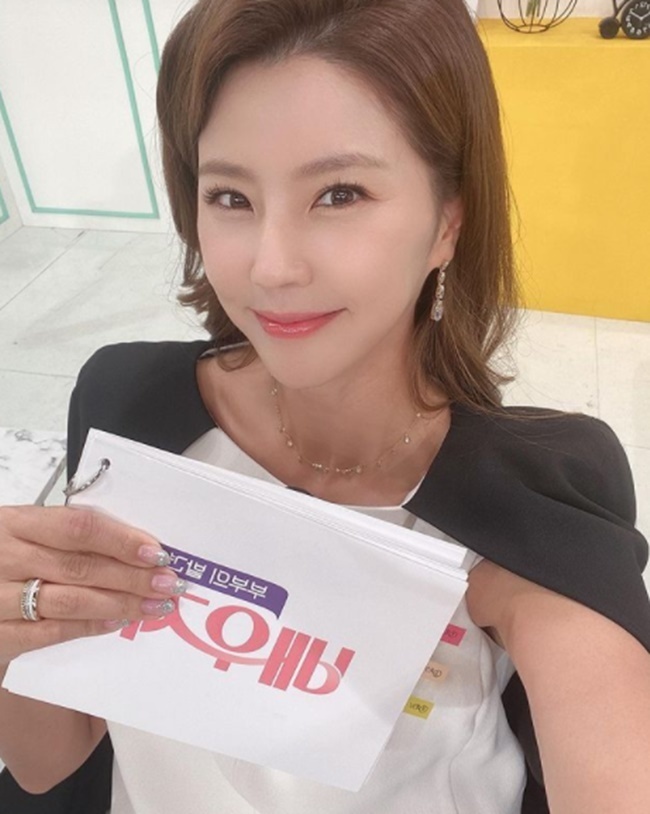 Actor Yoon Mi Lee showed off his sophisticated visuals.Yoon Mi Lee wrote in his Instagram account on August 24, #Health is the best during the spouse recording.In the photo, there is a picture of Yoon Mi Lee holding a JTBC Discovery Spousal of Couple queue sheet co-hosted with her husband The main video lesson.In particular, Yoon Mi Lee showed a bling bling-bling earring styling in a calmly arranged hairstyle.Here, it was finished with an elegant Feelings dress and attracted attention by showing charisma like a successful CEO.The netizens who saw this left a response such as the grace of elegance and the old Feelings is full.