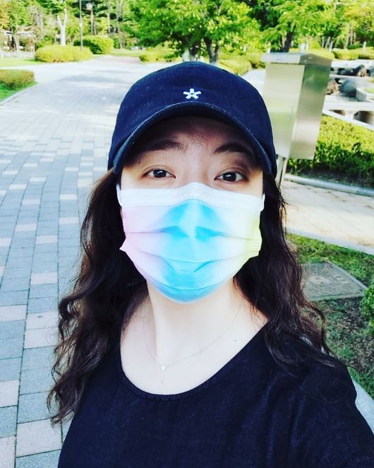Actor and Singer Shim Eun-Jin shared a selfie taken after the vaccination.On the afternoon of the 25th, Shim Eun-Jin wrote on his instagram Mi-yeon bought a pretty Mask and finished the second vaccination!# Agoma Wong # 2 vaccination completion # intersection vaccination # 2 secondary interest and posted a picture.In the photo, Shim Eun-Jin is wearing a hat and wearing a mask with various colors of pastel tone, which is a gift of the same baby box member Kan Mi-yeon, who is a gift, and their warm friendship shines.In his photos, netizens are responding to I saw Mi-yeons sister write it, but you got Gift ~, I like to buy it both, I like natural daily photos and I like my sisters health.Meanwhile, Shim Eun-Jin married Actor Jeon Seung-bin, who had a relationship through the drama Bad Love in January.Shim Eun-Jin SNS