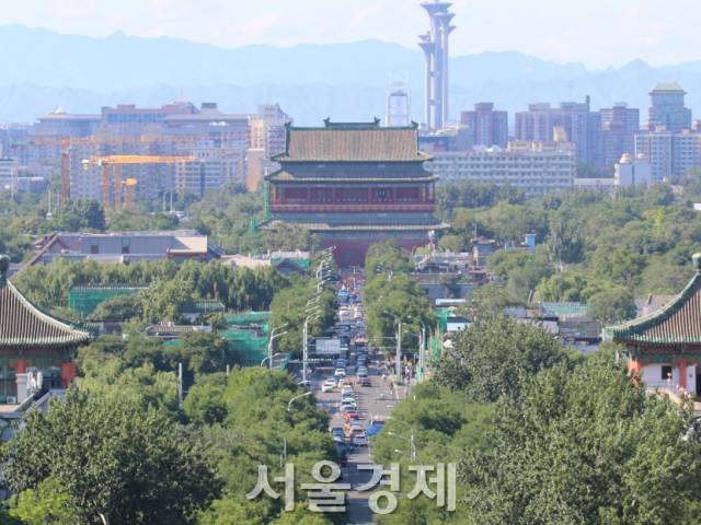 경산에서 북쪽으로 고루를 바라본 모습. 고루와 종루(고루 뒤편)가 베이징 중축선의 끝이다. 현재 고루 주변은 리모델링에 분주하다. 그 뒤쪽은 아파트 등 고층건물로 가득하다. /최수문기자