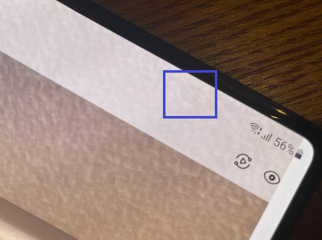 갤럭시Z 폴드3의 언더 디스플레이 카메라. 흰 화면에서 유독 티가 많이 났다. /사진=백유진 기자 byj@