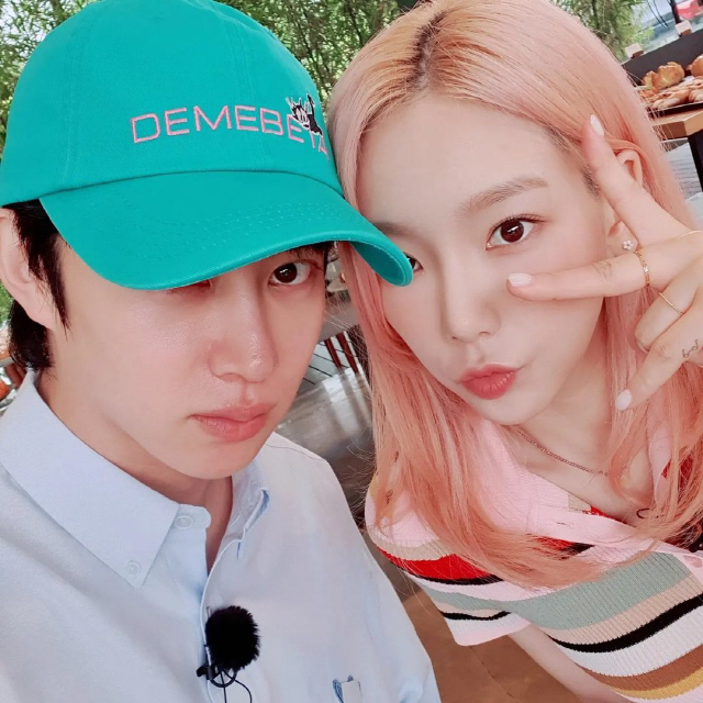 Group Super Junior member Kim Hee-chul has released a friendly appearance with Girls Generation member Taeyeon.Kim Hee-chul posted a picture on his 26th day of his instagram saying JTBC Pet Kiss.The photo shows Kim Hee-chul and Taieon, who are shooting selfies; the two best friends showed their brother and sister Kimi in a friendly pose with their faces.Two people, who are proud of their vivid eyes, white skin, and similar visuals, were attracted to Kim Hee-chul with intense eyes as well as warm visuals.In addition, Taeyeon boasts beautiful beauty, with a slight lip, and emits fresh charm, making fans feel heartwarming.On the other hand, Kim Hee-chul and Taeyeon will go on a train trip for their dogs at JTBCs new entertainment program Travel Battle - Pet Kiji, which will be broadcasted on the 26th.