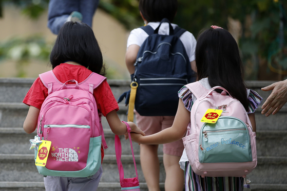 (23일오전 서울 시내의 한 초등학교에서 2학기 개학을 맞은 아이들이 등교하고 있는 모습. 뉴스1