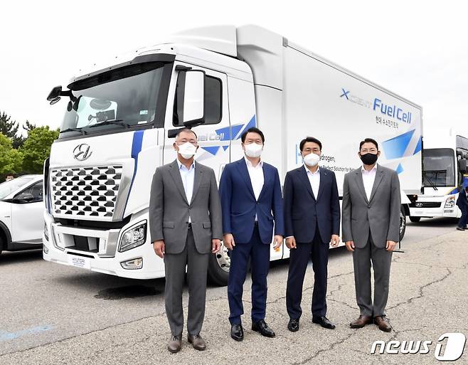 (서울=뉴스1) = 정의선 현대차그룹 회장(왼쪽부터), 최태원 SK그룹 회장, 최정우 포스코그룹 회장, 조현준 효성그룹 회장이 10일 경기도 화성시 현대자동차·기아 기술연구소에서 수소기업협의체 설립 논의 후 기념촬영을 하고 있다. 수소기업협의체는 CEO 협의체 형태로 운영되며 정기 총회 및 포럼 개최를 통해 국내 기업의 투자 촉진을 유도하고 수소산업 밸류체인 확대를 추진한다. 이를 통해 수소사회 구현 및 탄소중립 실현에 적극 기여한다는 목표다. (현대차그룹 제공) 2021.6.10/뉴스1