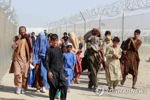 탈레반을 피해 파키스탄 국경으로 도피한 아프가니스탄인 [AFP=연합뉴스자료사진]