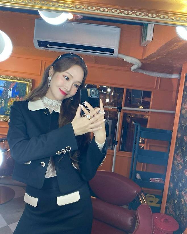 Jessica has revealed her current status.Jessica released several mirror selfies on August 26 through her Instagram, which attracts attention with Jessicas colorful fashion style in the picture.Meanwhile, Jessica will release a new song I Can not Sleep at 6 pm on the 27th.I can not sleep is the first OST and jazz-style Easy Lising ballad track of the Lifetime Entertainment program Jessica & Krystal Jung Heart, which depicts the US travel episodes of Jessica and Krystal Jung sisters.I missed the other person who broke up and I was sad and sad about the heartbreaking heart of a lover who did not sleep.