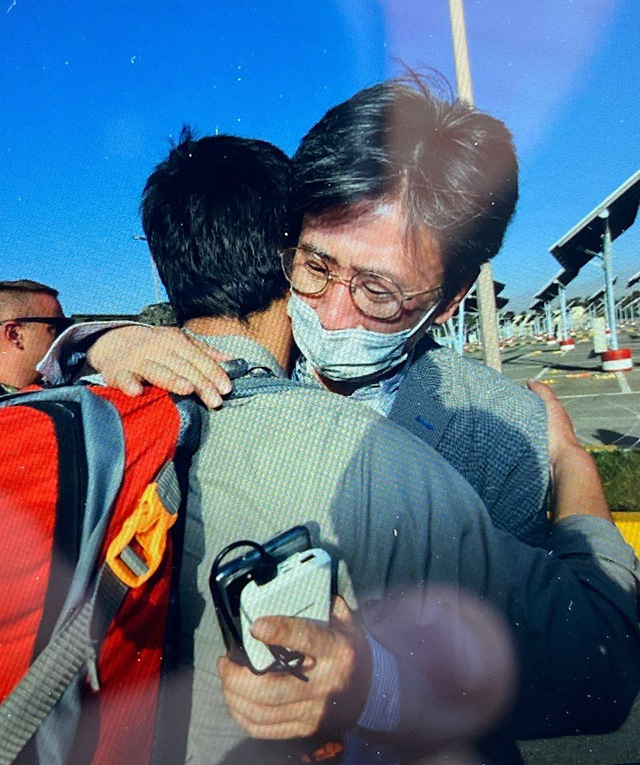 ▲ 24일(현지 시각) 카불 공항으로 들어온 주아프가니스탄 한국 대사관의 현지 직원과 포옹하고 있는 김일응 주아프가니스탄 한국대사관 공사참사관 ⓒ외교부 제공