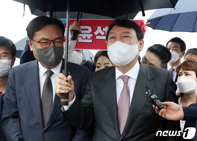 국민의힘 대선주자인 윤석열 전 검찰총장이 30일 세종시 국회 세종 분원 예정부지를 방문해 현장을 살펴보고 있다. 2021.8.30/뉴스1 © News1 장수영 기자