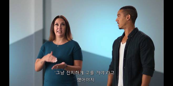 문신 시술을 받을 출연자(왼쪽)와 문신 모양을 고를 동행인(오른쪽)이 서로 티격태격하는 모습. '남이 골라주는 문신을 새긴다'는 것에 대한 부담감 때문에 문신 모양을 둘러싼 출연자와 동행인 간의 신경전이 벌어지기도 한다. /넷플릭스