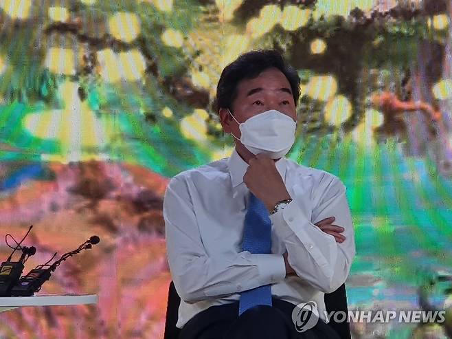 청취하는 이낙연 (아산=연합뉴스) 이은중 기자 = 더불어민주당 대권주자인 이낙연 전 대표가 30일 충남 아산시 배방읍 가상현실(VR)과 증강현실(AR) 제작 거점센터인 충남정보문화산업진흥원 콘텐츠 기업지원센터에서 관계자들로부터 설명을 듣고 있다. 2021. 8. 30 jung@yna.co.kr