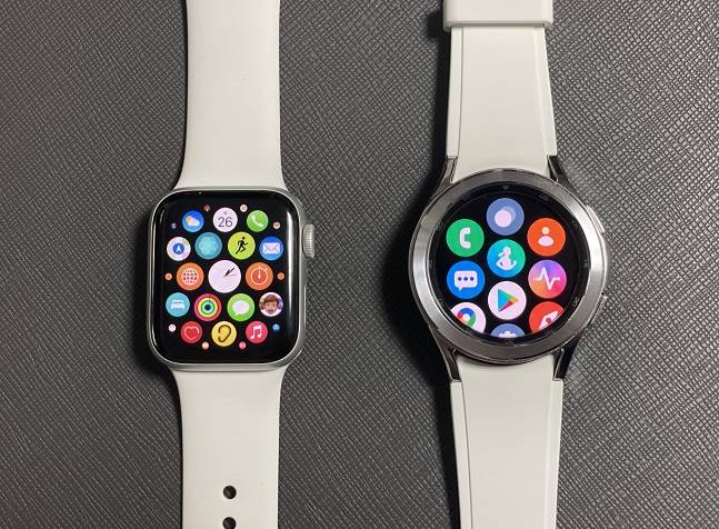 애플워치SE와 갤럭시워치4 클래식. /사진=백유진 기자 byj@