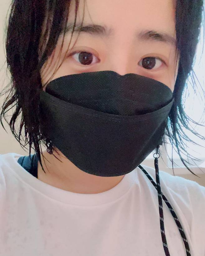 Seoul=) = Actor Moon Geun-young flaunted beauty while baby Skins was keptMoon Geun-young posted a picture on his Instagram on the 31st, saying, I came out with Umbrella and I was in the rain. Gomki (the nickname that Moon Geun-young calls fans) posted a picture with the article Take good care of Umbrella.The photo shows a rain-soaked, wet Moon Geun-young, who is eye-catching with a Skins texture that highlights the shimmering beauty while wearing a black Mask.Moon Geun-youngs beautiful look, which can not be covered by Mask, is also a point of eye-catching.Meanwhile, Moon Geun-young appeared in the TVN drama Catch the Ghost, which was broadcast in 2019.