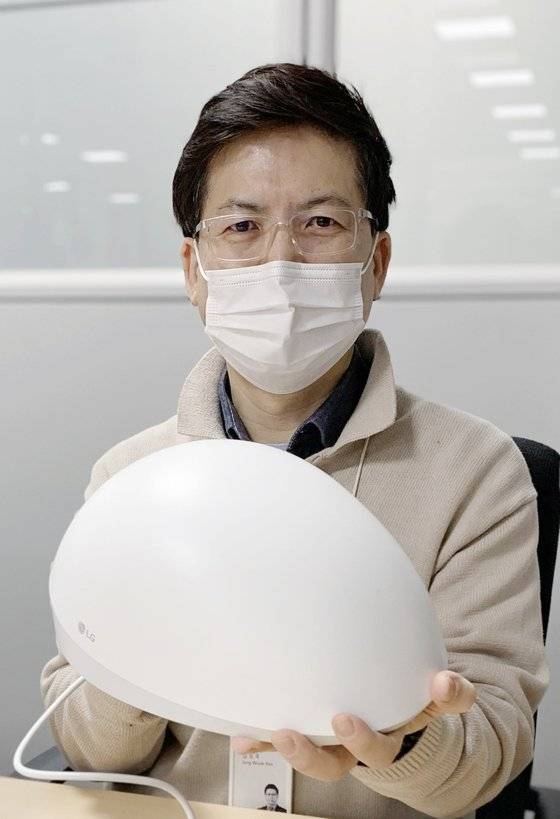 김정욱 LG전자 홈뷰티사업담당 책임연구원이 'LG 프라엘 메디헤어'를 들고 있다. LG전자 제공
