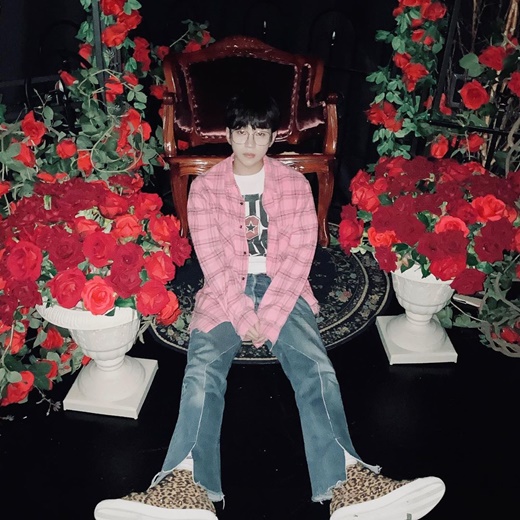 Rapper DinDin presented a cute Daily Look.DinDin posted several photos on his Instagram on the 31st, along with an article entitled Is this a rainy day insta sensibilities # rose # _ harmony # DinDin.In the photo, DinDin showed off his cute charm in a pink check shirt. He matched his jeans with a white T-shirt and finished his casual styling with sneakers in a leopard pattern.The color and pattern that splashed was also perfect with DinDins style, which made fans excited.In addition, his pose in the background filled with rose flowers attracted attention because he created an emotional atmosphere.Moon Se-yoon and Sleepy, who saw the photos, responded  and cutie and DinDins agency president Lee Hyondo said, You wrote glasses in your baby?I laughed with a cute interview.