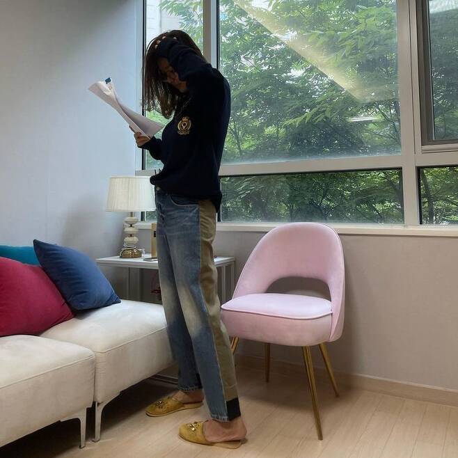 Yoon Hyun-sook, a member of the group Jam, revealed his current status in Korea.Yoon Hyun-sook posted several photos of his personal SNS on August 31st.In the photo, Yoon Hyun-sook is wearing a hoodie and jeans and is concentrating on script reading.Yoon Hyun-sook, along with the photo, said, From OK morning, Public Health England. Moy Yat Moy Yat repetition infinite repetition.I will do my best in my life, playing my job and love. I will be my life every day in a minute. Yoon Hyun-sook, who was working as a fashion businessman in the United States, returned to Korea this year and shared his daily life. In May, he appeared on MBC Masked Wang and met viewers for a long time.