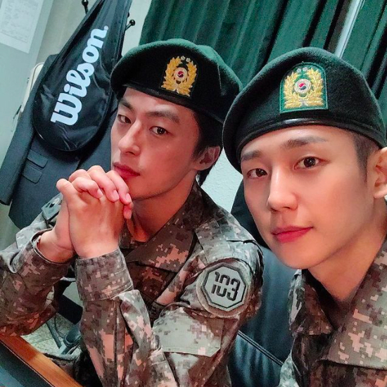 a squinsActor Jung Hae In has released footage of the filming of D.P (hereinafter referred to as Joe Diffie) with Koo Kyo-hwan.Jung Hae In posted a picture on his SNS on the 31st with an article entitled DP Joe Junho.Jung Hae In and Koo Kyo-hwan are wearing combat uniforms and looking at the camera in berets, while two people look at the camera in a posh Skins.Joe Diffie, starring Jung Hae In and Koo Kyo-hwan, was released to the world through Netflix on the 27th and received great love