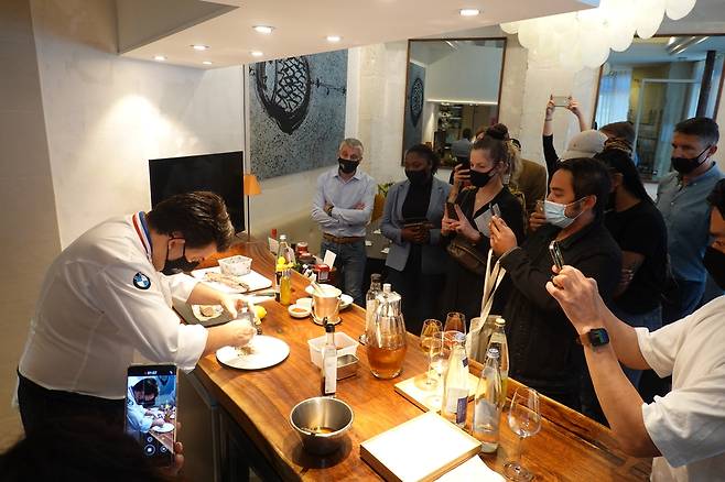 푸아그라에 참기름 바르는 에릭 트로숑 셰프 (파리=연합뉴스) 현혜란 특파원 = 30일(현지시간) 프랑스 파리에서 한국농수산식품유통공사(aT)가 개최한 'K-푸드 상품설명회'에서 미슐랭 1스타 레스토랑을 운영하는 에릭 트로숑 셰프가 '해초를 곁들인 푸아그라'를 만드는 방법을 설명하고 있다. 2021.8.30 runran@yna.co.kr