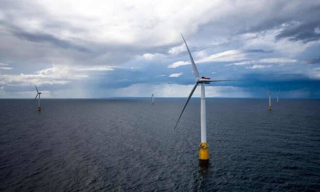 스코틀랜드 애버딘셔 해안에서 40㎞ 거리 바다에 설치된 부유식 해상풍력발전. 2만가구에 공급할 수 있는 30메가와트의 전력을 생산하고 있다. Xinhua/Alamy
