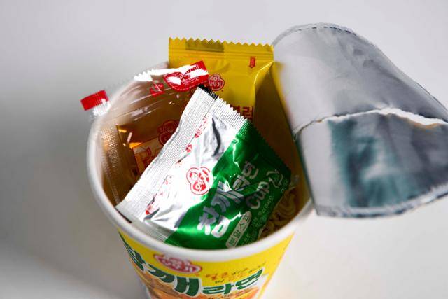 한손에 잡히는 작은 컵라면의 뚜껑을 열고 포장들을 모아봤다. 3가지 수프 비닐봉지가 컵 안에 가득하다. 한지은 인턴기자