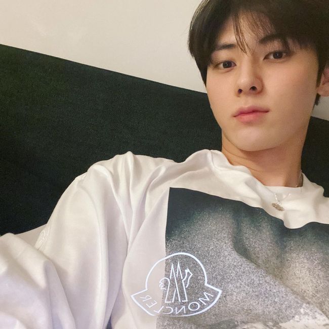 NUEST Hwang Min-hyun has revealed the latest.On the 31st, Hwang Min-hyun posted a picture on his Instagram with a short message called retirement.The photo shows Hwang Min-hyun staring at the camera in a comfortable T-shirt.Hwang Min-hyun captures the eyes of the viewers with a small face and flawless beautiful looks.Meanwhile, NUEST released its second full-length album Romanticize in April, and Hwang Min-hyun will appear in a new Hong sister writers Hwan-Hwan.Hwang-ho is a fantasy drama that deals with the love and growth of young drinkers who deal with the heavens.Hwang Min-hyun Instagram
