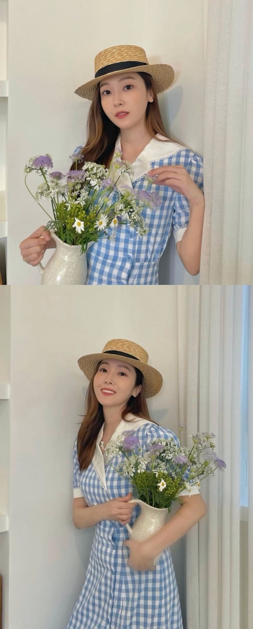 Jessica, a girl from Girls Generation, has been telling her recent situation.Jessica posted two photos on her personal instagram on the 1st with an article entitled Summer, dont leave me.Jessica in the public photo is wearing a checkered dress with a wide-brimmed hat and a Summer atmosphere.Jessica is holding a vase of flowers as a prop, and shows off her fresh visuals like a girl on a picnic.Fans who have seen this are responding such as I hate Summer but my sister is good, I find a hidden picture of who is a flower, I am like a Summer queen.On the other hand, Jessica released a new song I can not sleep on August 27, and it was a recent comeback as a singer in two years.jessica SNS