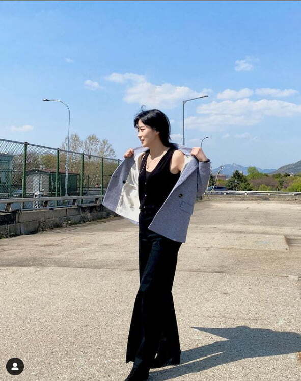 Actor Ryu Hyun-kyung reported on the latest news.Ryu Hyun-kyung posted a picture on his instagram on the 2nd, along with an article entitled Come Autumn. The Love Cut of the Past Suvin.In the open photo, Ryu Hyun-kyung reveals a delicate figure wearing a black long dress.Meanwhile, Ryu Hyun-kyung stars in Play Lungs.Photo: Ryu Hyun-kyung SNS