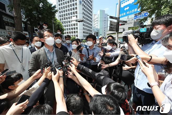 양경수 전국민주노동조합총연맹(민주노총) 위원장에 대한 구속영장이 발부된 가운데 경찰이 18일 오후 서울 중구 정동 민주노총 입주 건물 앞에서 영장 집행이 여의치 않은 상황에 대해 입장을 밝히고 있다. 한편 양 위원장은 기자간담회에서 "오늘 경찰이 올 것이라고 예상하지 못했다"면서 "당장 오늘 경찰을 만나거나 구인에 협조하기는 어려울 것 같다"고 말했다. 2021.8.18/뉴스1 © News1 박정호 기자