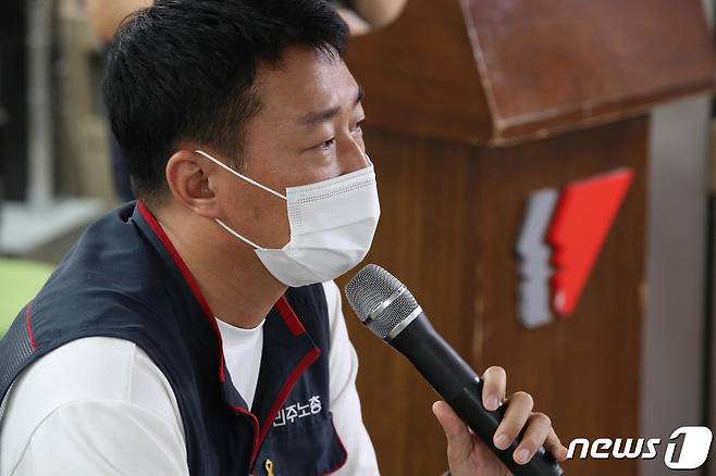 코로나19 확산 속 서울 도심에서 방역지침을 위반하고 대규모 집회를 주도한 혐의 등으로 구속영장이 발부된 양경수 전국민주노동조합총연맹(민주노총) 위원장이 18일 오전 서울 중구 정동 민주노총에서 열린 출입기자단 간담회에서 10월 총파업을 포함한 민주노총의 향후 계획을 밝히고 있다.2021.8.18/뉴스1 © News1 박정호 기자