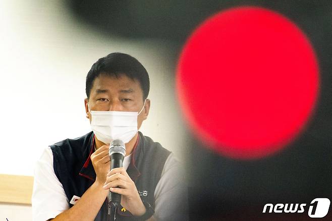 코로나19 확산 속 서울 도심에서 방역지침을 위반하고 대규모 집회를 주도한 혐의 등으로 구속영장이 발부된 양경수 전국민주노동조합총연맹(민주노총) 위원장이 18일 오전 서울 중구 정동 민주노총에서 열린 출입기자단 간담회에서 10월 총파업을 포함한 민주노총의 향후 계획을 밝히고 있다. 2021.8.18/뉴스1 © News1 박정호 기자