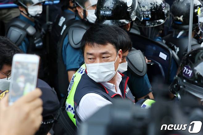 양경수 민주노총 위원장이 2일 오전 서울 중구 민주노총 사무실에서 구속되던 중 민주노총 회원들을 바라보고 있다. 2021.9.2/뉴스1 © News1 조태형 기자