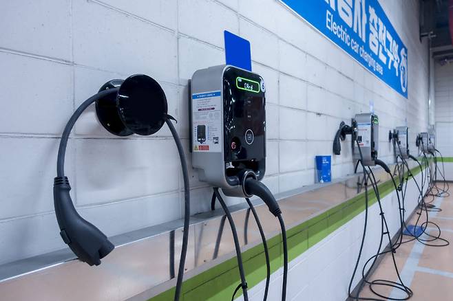 아파트 주차장 벽면에 설치된 완속충전기.