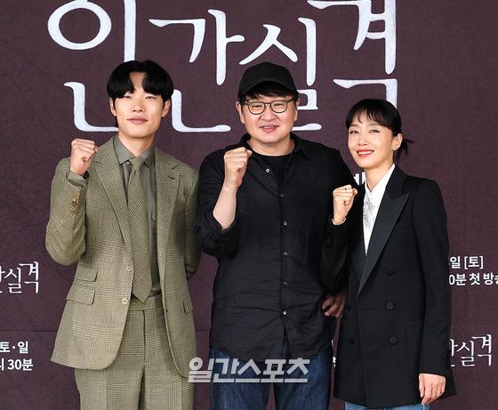 Actors Ryu Jun-yeol, Hur Jin-ho, and Jeon Do-yeon attended the JTBC 10th anniversary special project No Longer Human production presentation on the afternoon of the afternoon and have photo time.No Longer Human (directed by Hur Jin-ho) is the story of ordinary people who have been walking their best toward the light, suddenly realizing that nothing has happened at the middle of life.Jeon Do-yeon, Ryu Jun-yeol, densely solves the narrative of healing and empathy drawn by two men and women facing in front of intense darkness.
