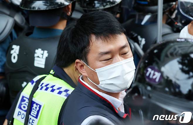 2일 오전 서울 중구 민주노총 사무실에서 경찰들이 양경수 민주노총 위원장 구속영장 집행을 하고 있다./사진=뉴스1