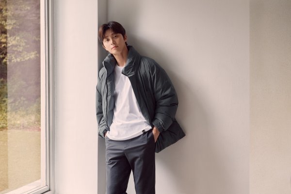 Actor Park Seo-joon showed off autumn, winter fashion with warm sensibility.Park Seo-joon in the public picture showed a natural charm by completely digesting the winter down with a simple and warm atmosphere and a relaxed silhouette, as well as a good flys coordination to wear as a daily.Meanwhile, Park Seo-joon appears in Uhm Tae-hwas new film Concrete Utopia.