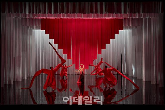 국립무용단이 2일 서울 중구 국립극장 달오름극장에서 열린 ‘다섯 오’ 프레스콜에서 주요 장면을 시연하고 있다. (사진=국립극장)