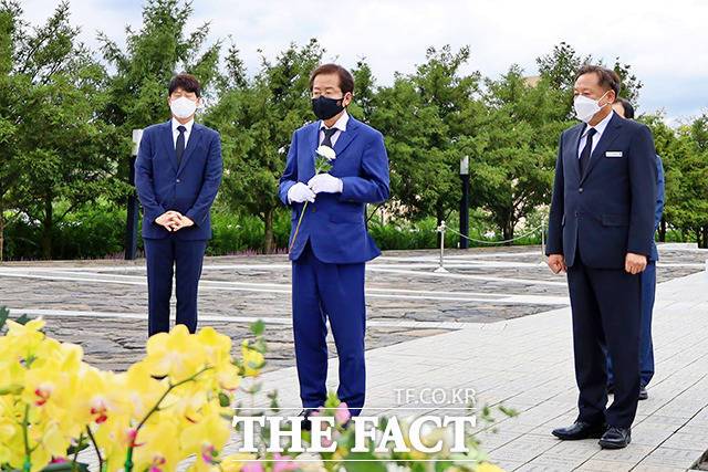 국민의힘 대권 주자인 홍준표 의원이 3일 오후 경남 김해시 봉하마을을 찾아 고 노무현 전 대통령 묘역에 헌화하고 있다. /홍준표 캠프 제공