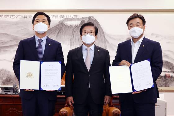 박병석 국회의장(가운데)과 더불어민주당 윤호중 원내대표(오른쪽) 국민의힘 김기현 원내대표가 8월 31일 서울 여의도 국회 의장실에서 언론중재법 개정안을 위한 협의체 구성, 9월 27일 본회의 상정 등의 합의문을 보여주고 있다. 연합뉴스