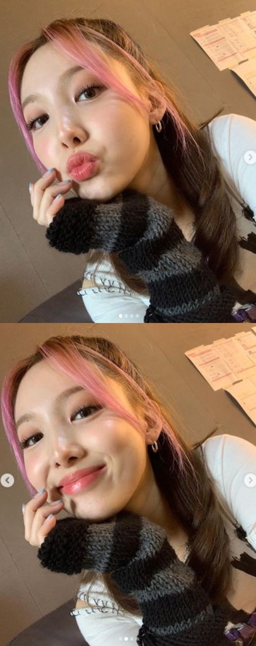 TWICE Nayeon has unveiled a refreshing visual.On the afternoon of the 3rd, TWICE official Instagram posted an article and a photo called I know you get the feel.Inside the picture is Nayeons super-close selfie.He vented a cute charm as he was lovely with Pink Bridge hair.In addition, Nayeon made the fans hearts feel heartbreaking with the refreshing beauty of the juice.On the other hand, TWICE will release its first English single The Feels on October 1.
