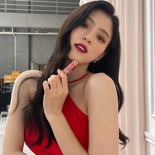 Actor Han So Hee (real name Lee So-hee and 27) flaunted her alluring beauty.Han So Hee posted several photos on Instagram on the 3rd with the advertising hashtag.Dressed in a red costume, Han So Hee poses with red lip on his lips as well.Han So Hees intense charisma, which looks up and stares at the camera, robs the eye - a far cry from the image he has recently shown in Drama.The video uploaded together appears to be taking selfies, with Han So Hee showing off her infinite charm by showing her innocent make-up; netizens reacting with pretty and others.On the other hand, Han So Hee recently finished JTBC Drama I Know, a comprehensive channel that he starred in.