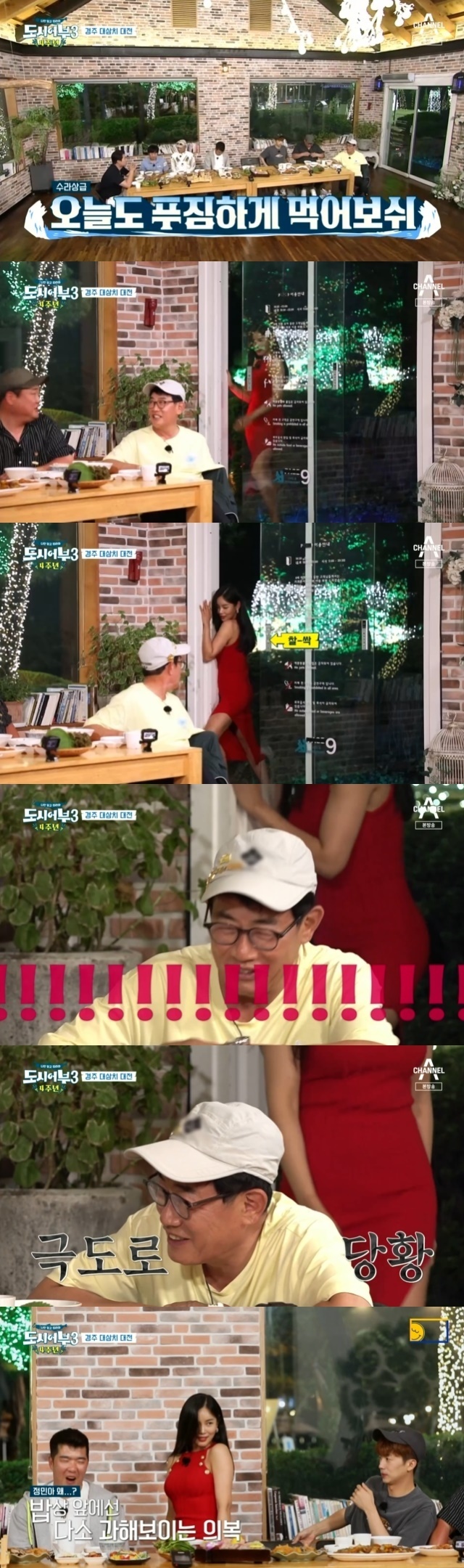 Lee Kyung-kyu was embarrassed by Jo Jung-min, who appeared in stage costumes at a gathering dinner after fishing.In the 18th episode of Channel A entertainment Follow Me Only, City Fisherman Season 3 (hereinafter referred to as City Fisherman 3), which was broadcast on September 2, a race-to-samchi fishing match with former baseball players Jung Geun-woo, Trot Singer Jo Jung-min and Group 2PM Wooyoung was held.The city fishermen set up a lot of dinner with a lot of Daesamchi, which was caught on this day. The menu was Samchi grilled, Samchi mukji, and Samchi Tadaki.At the time when they were all seated to enter the full-scale meal, the panic-filled exclamation of Oh my God burst out.Lee Kyung-kyu, who had his back to the door, looked back and was embarrassed by Jo Jung-min, who appeared with a strange music in a red stage costume.Lee Kyung-kyu said: I thought it was a Skink.Red Skink and said why he was surprised, and Jang PD explained instead that he changed his costume because of the 4th anniversary celebration of our city fisherman.