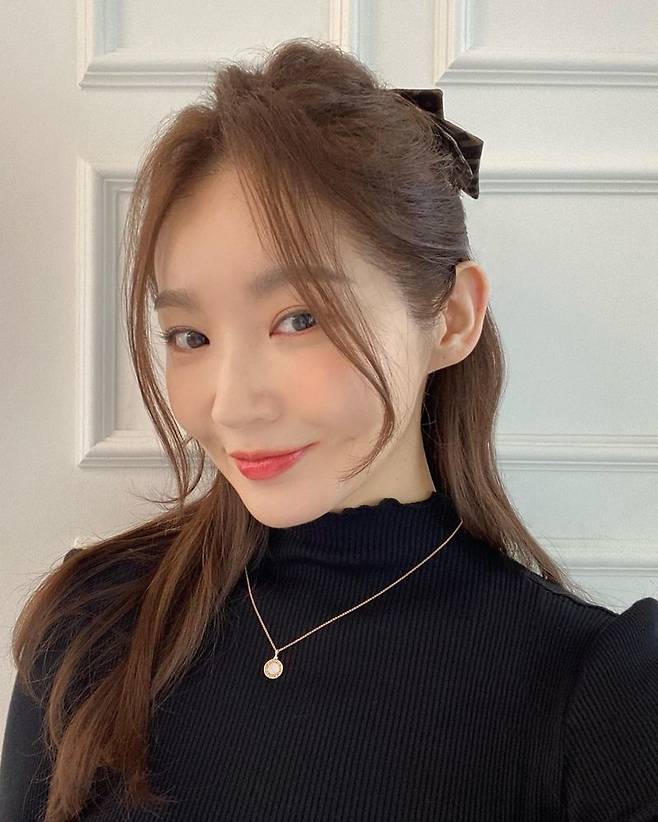 Davichi Kang Min-kyung flaunted her fresh visualsKang Min-kyung posted a self-portrait on his personal SNS on September 2.In the photo, Kang Min-kyung is smiling at the camera in a ribbon pin and a black knit.Especially, it expresses the red skin with a coral blusher, and visuals such as human peach attract attention.Kang Min-kyung, along with the photo, informed him that he had imprinted his birthday on his necklace, adding, I was going to do something ... birthday.Lyn, who saw it, commented, What is the blusher, what are you doing human peaches? And Davischi Lee Hae-ri also praised it as What is... embarrassingly beautiful.